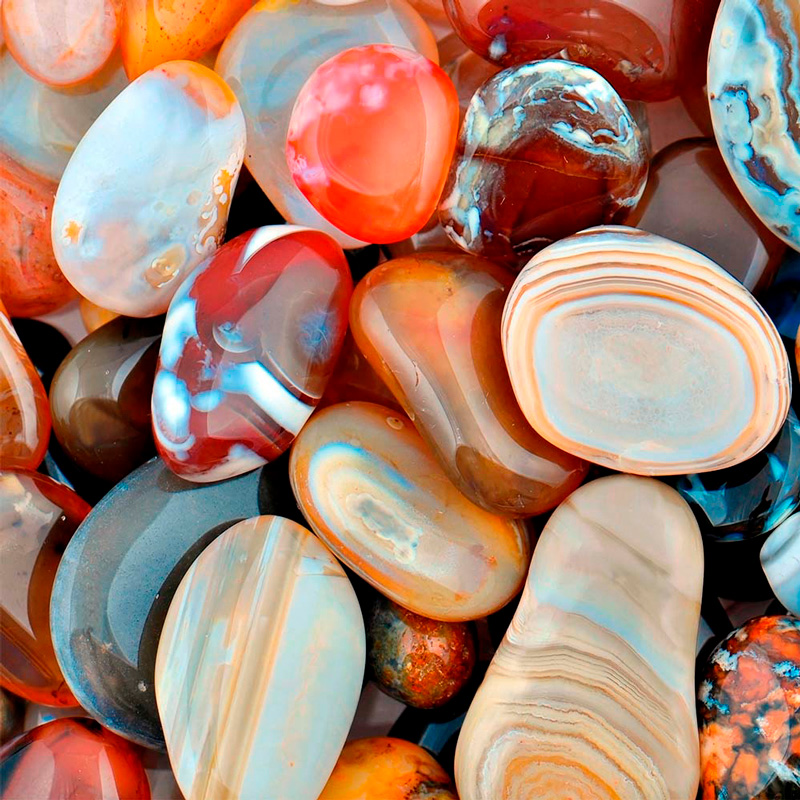 Piedras de diferentes colores y propiedades